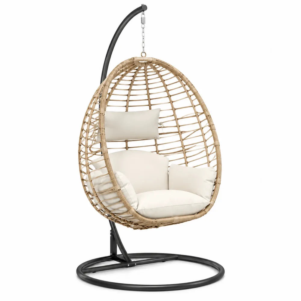 Poltrona sospesa in rattan sintetico con cuscini crema, struttura in acciaio